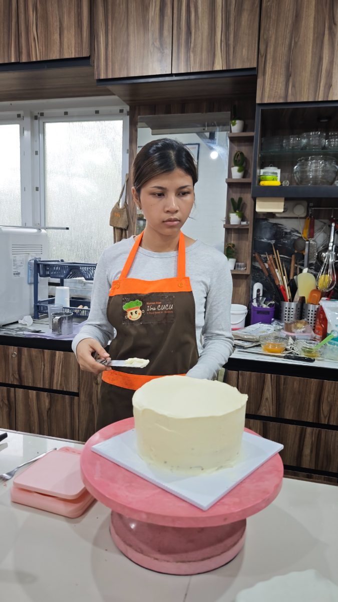Mita sedang menghias Red Velvet di Kursus Privat Special Cake and Tart